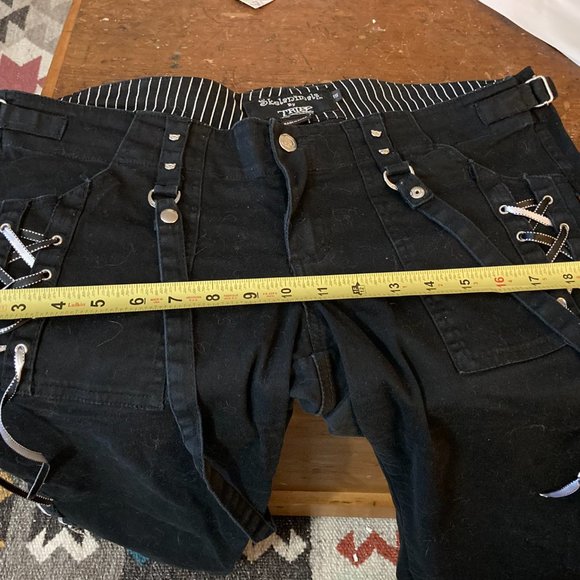 Skelanimals size 15 bunny patch shorts. bunny hardwear, long straps along side - Picture 9 of 9